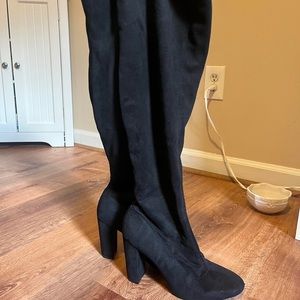 black knee high boots🖤